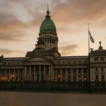 Javier Milei se aferra a Manuel Adorni pese al escándalo y presiones internas